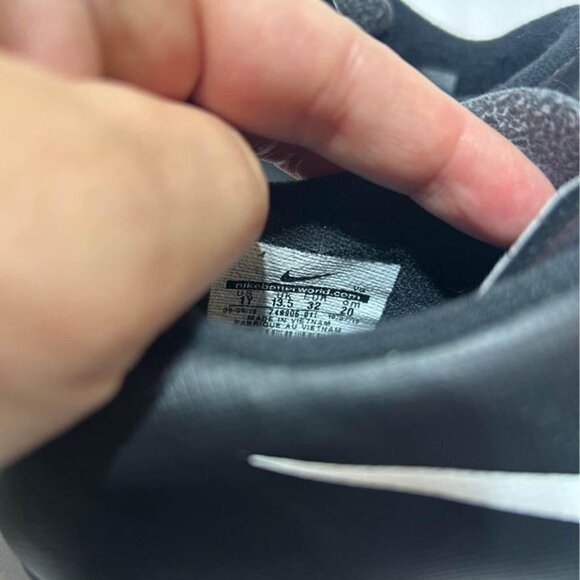 NIKE bravado firm ground soccer cleats. Kids size 1 youth. New condition. Worn o - Picture 4 of 9